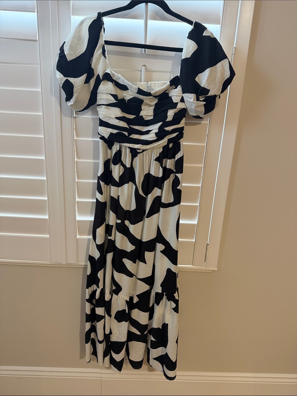 Abercrombie & Fitch Black and White Puff-Sleeve Maxi Dress